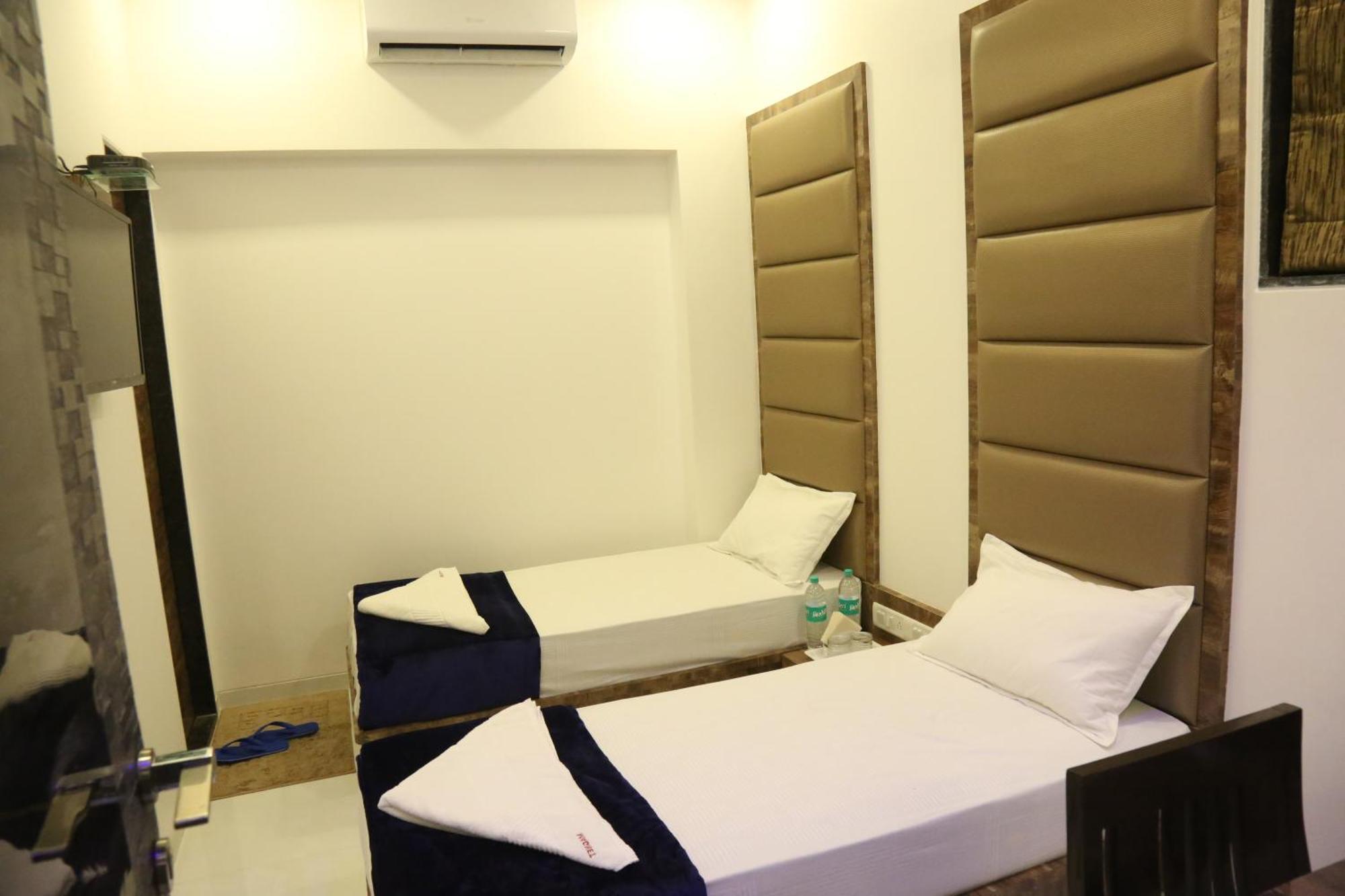 Hotel Magnum Airport T-2 Мумбаи Экстерьер фото