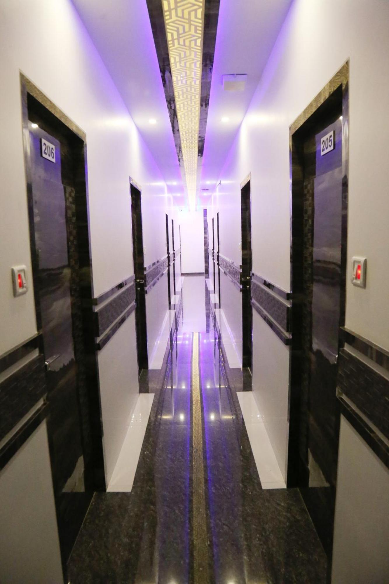 Hotel Magnum Airport T-2 Мумбаи Экстерьер фото